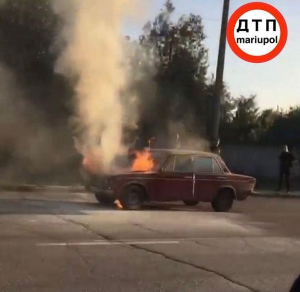 В Мариуполе во время движения загорелся автомобиль