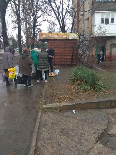 Мариуполец торгует рыбой, тщательно «искупав» её в луже (ФОТОФАКТ)