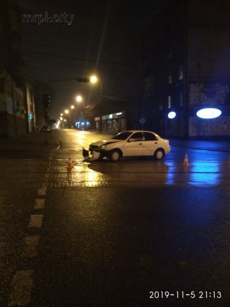 На перекрестке в Мариуполе «лоб в лоб» столкнулись автомобили (ФОТО)