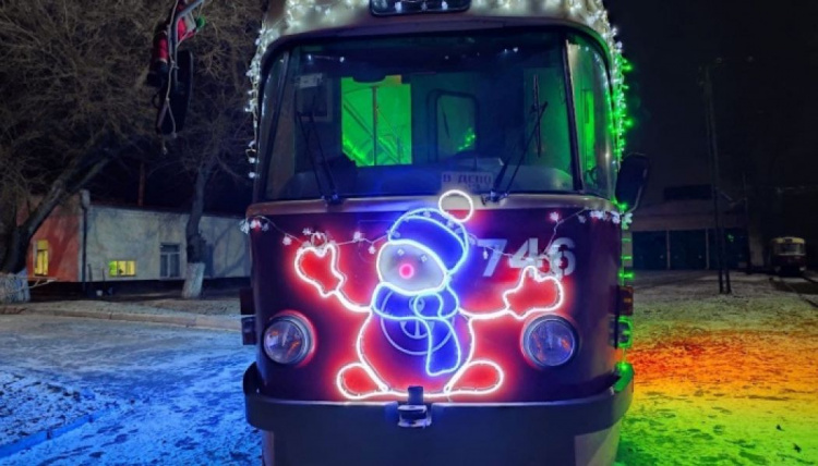 Мариупольские транспортники креативно подошли к украшению троллейбусов, автобусов и трамваев к Новому году