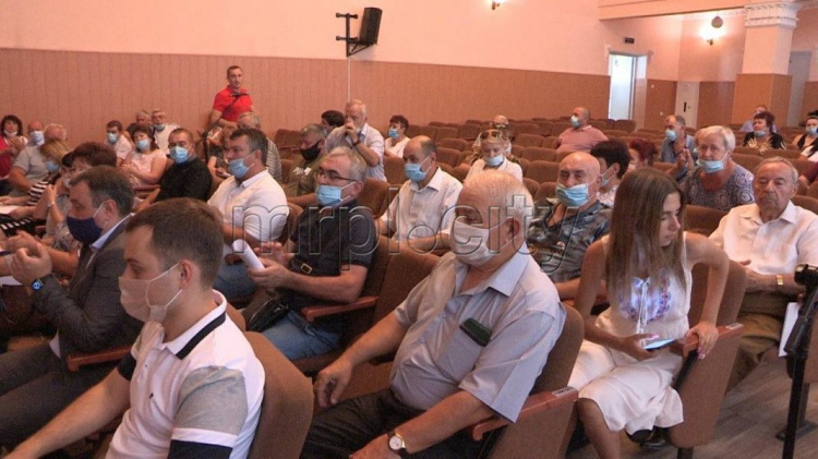 Представители громад Донбасса против запрета голосования на выборах: в Сартане обратились к Зеленскому