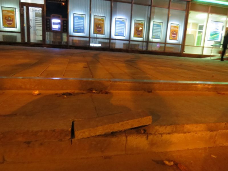 Мариупольцы падают вместе с новой плиткой в центре города (ФОТОФАКТ)