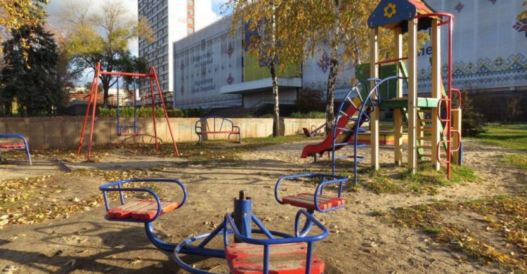 Подарок для малышей: в Мариуполе оборудовали игровую площадку для детей (ВИДЕО)