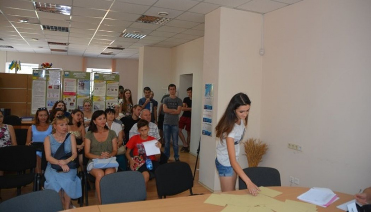 Впервые дети-сироты в Мариуполе получили квартиры путем жеребьевки (ФОТО)
