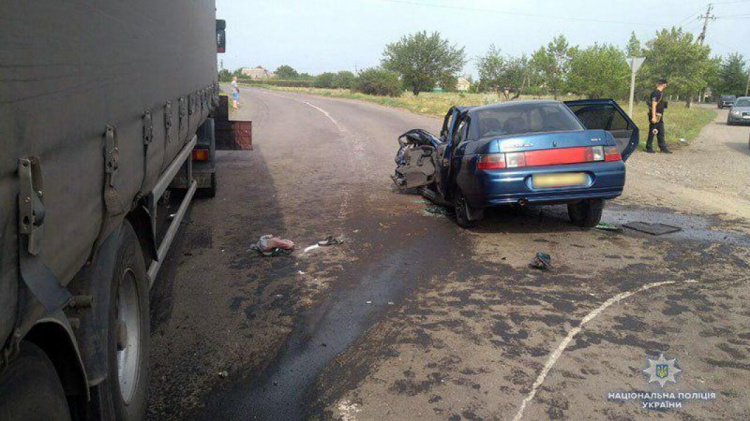 В Донецкой области столкнулись грузовик и легковушка: погибли 2 человека, еще 4 пострадали (ФОТО)