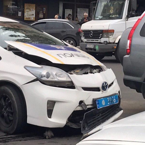 В центре Мариуполя автомобиль полиции столкнулся с иномаркой (ФОТО)