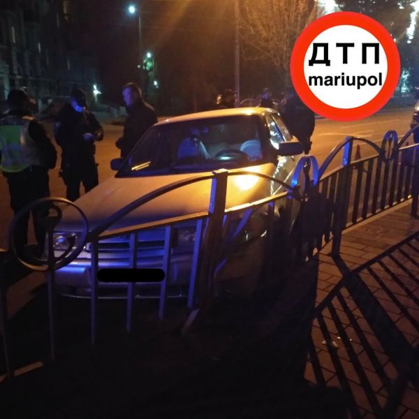 Пьяный водитель влетел в ограждение в центре Мариуполя