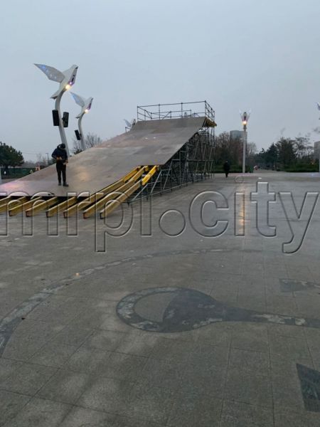 В центре Мариуполя возводят 6-метровую тюбинговую горку (ФОТОФАКТ)