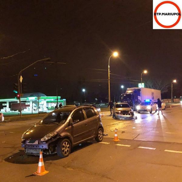 В Мариуполе водители не поделили перекресток (ФОТО)