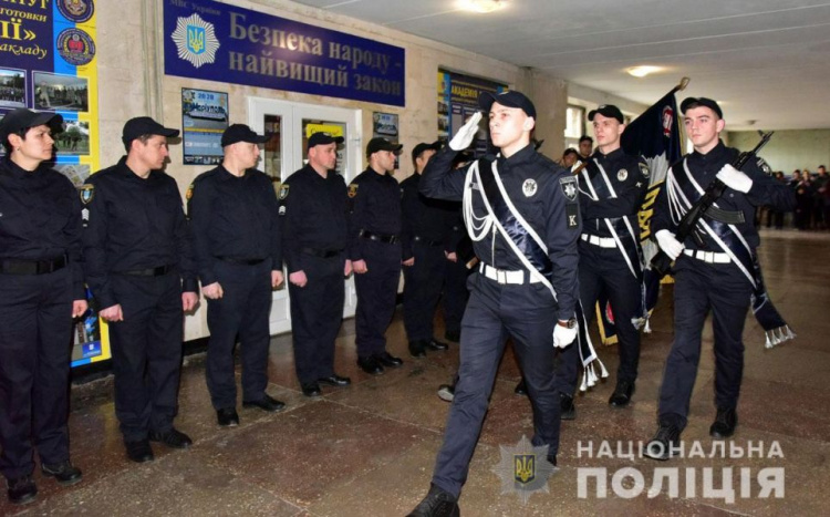 В Мариуполе несколько десятков выпускников пополнили ряды полицейских (ФОТО)