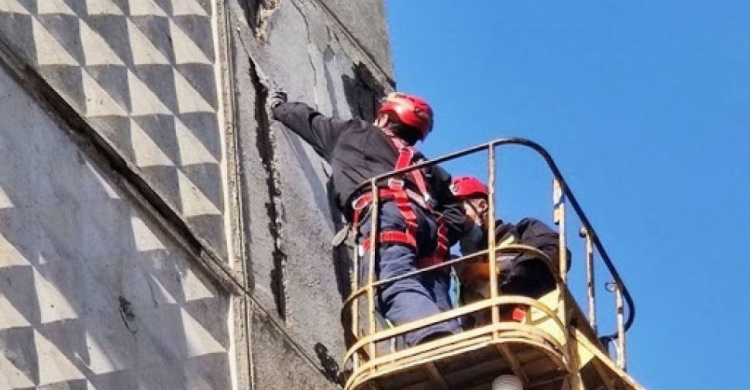 В Мариуполе спасатели демонтировали с фасадов трех зданий опасные элементы