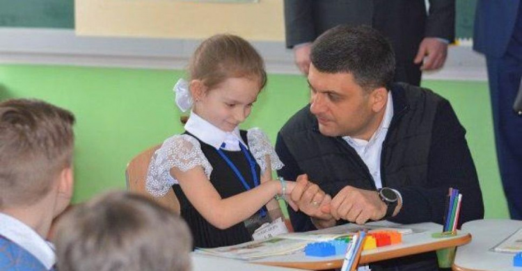 Автограф и новый стадион: Премьер-министр Украины посетил мариупольскую школу (ФОТО)