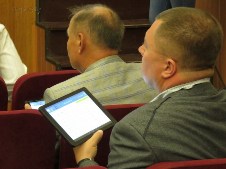 Депутатам Мариуполя раздали планшеты: горсовет внедряет электронное голосование (ФОТО)