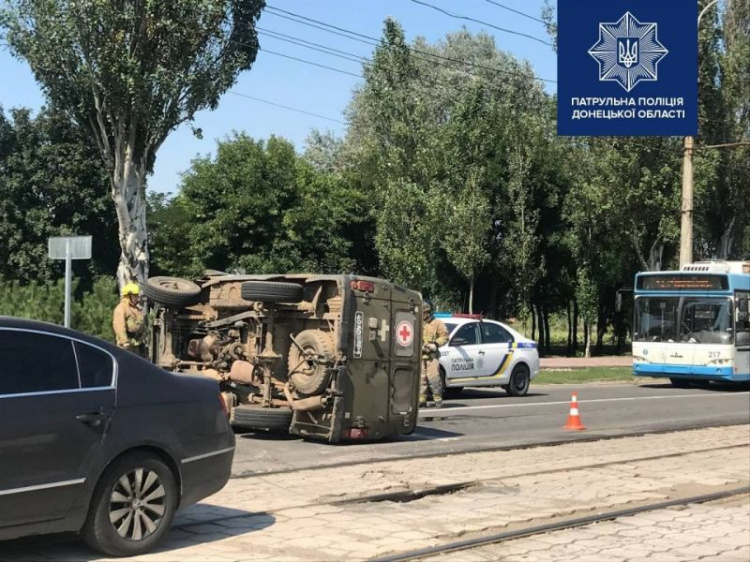 В Мариуполе перевернулся военный автомобиль (ДОПОЛНЕНО)