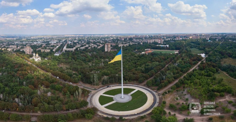 Огромный флаг Украины в «тестовом режиме» подняли над Донетчиной