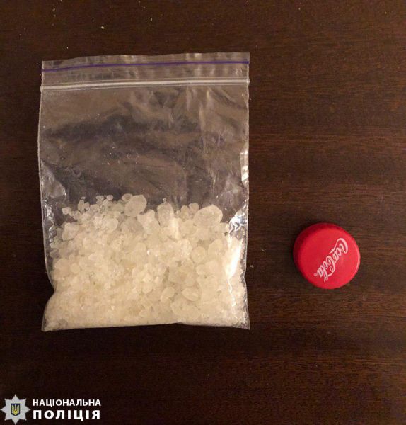 Амфетамин, «соли» и каннабис: 19-летняя мариупольчанка наладила сбыт тяжелых наркотиков (ФОТО)
