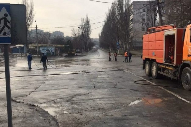 В Мариуполе из-за прорыва коллектора улицу затопило нечистотами (ФОТО)
