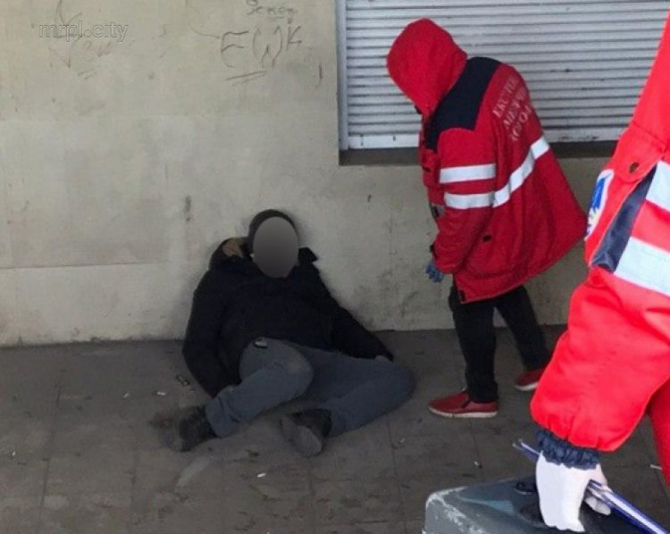 Возле поликлиники в Мариуполе обнаружили труп мужчины (ФОТО+ДОПОЛНЕНО)