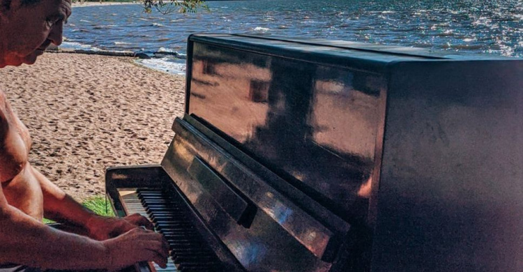На побережье Мариуполя вдохновленный инженер играет на пианино