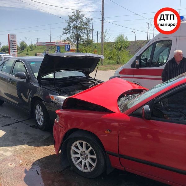 В Мариуполе при лобовом столкновении автомобилей пострадала женщина (ФОТО)