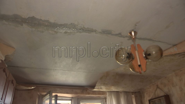 В Мариуполе к дождям не успели перекрыть крышу. Кто восстановит затопленные квартиры?
