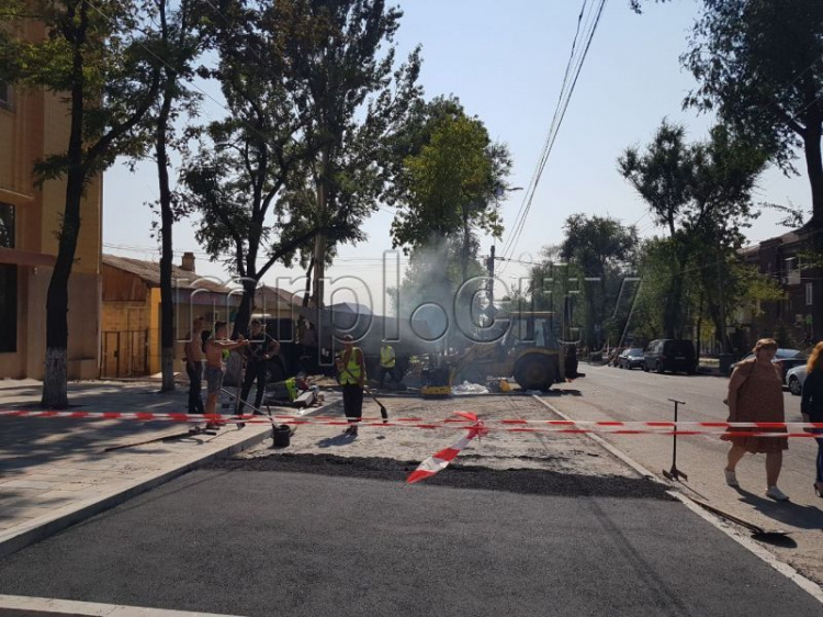 В центре Мариуполя обновляют тротуар: до Дня города заасфальтируют и уложат плитку