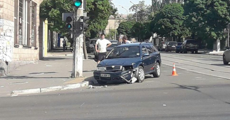 В центре Мариуполя маршрутка столкнулась с автомобилем (ФОТО)