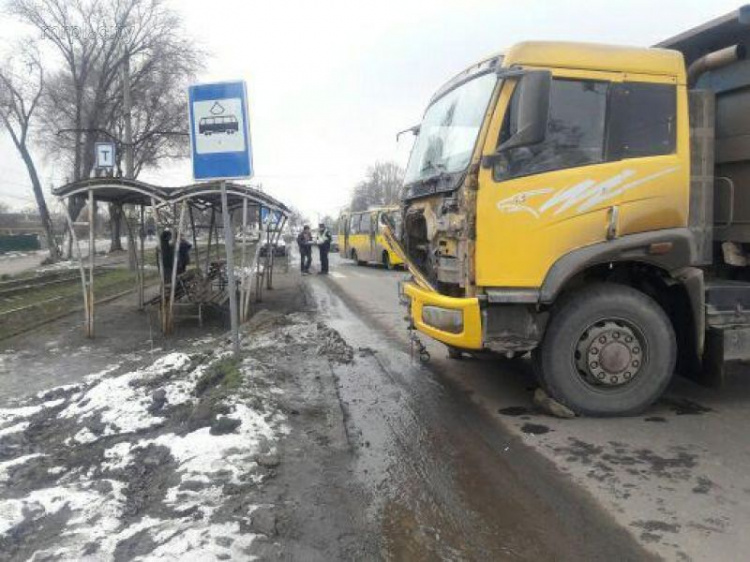 В Мариуполе два длинномера снесли трамвайную остановку (ФОТО)