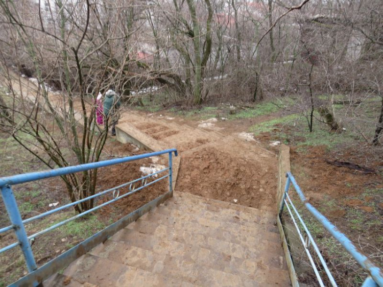 На спуске к морю в Мариуполе провалилась плита, на лестнице в грязи застревали дети (ФОТО+ВИДЕО)