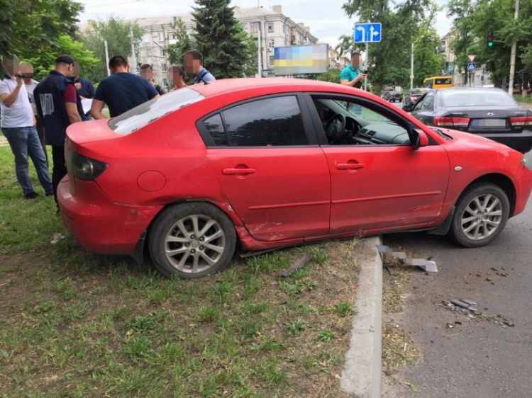 В Донецкой области попавшийся на взятке полицейский пытался убежать и попал в ДТП (ФОТО)