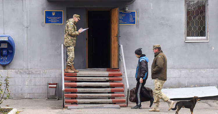 В Україні дозволили військкоматам працювати цілодобово – що зміниться