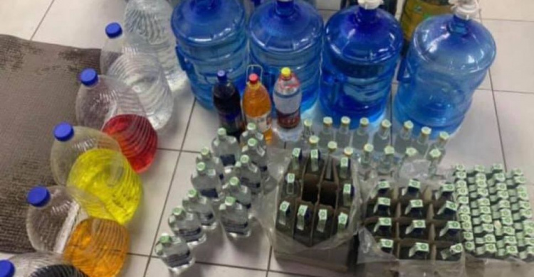 В Мариуполе изготавливали алкогольный фальсификат для продажи в магазинах и «наливайках»