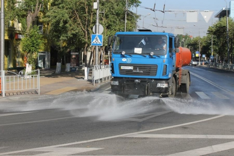 В Мариуполе для мойки дорог ежедневно израсходуют 180 кубов воды (ФОТО)