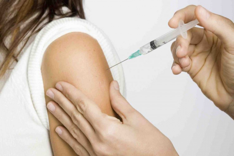 Три прививки, которые необходимо делать взрослым мариупольцам