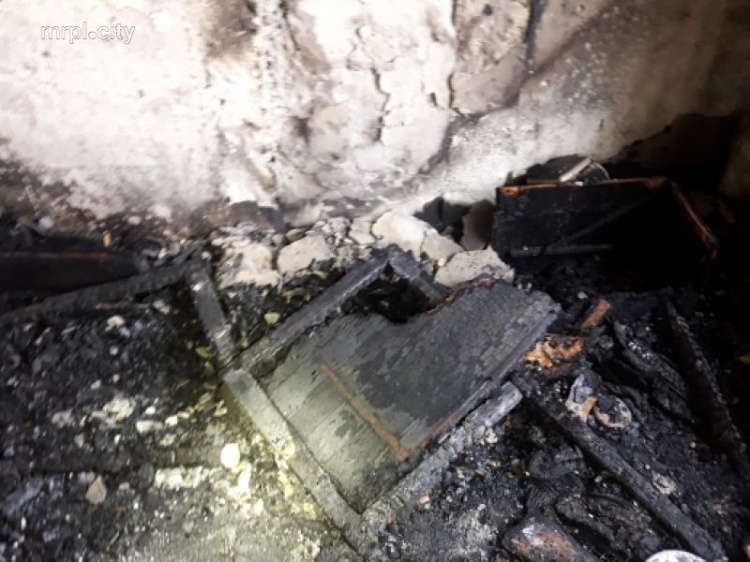 Спасатели в Мариуполе вытащили из горящей квартиры 7 человек (ФОТО)