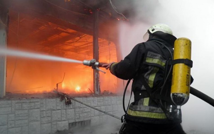 В Мариуполе во время пожаров спасли троих человек