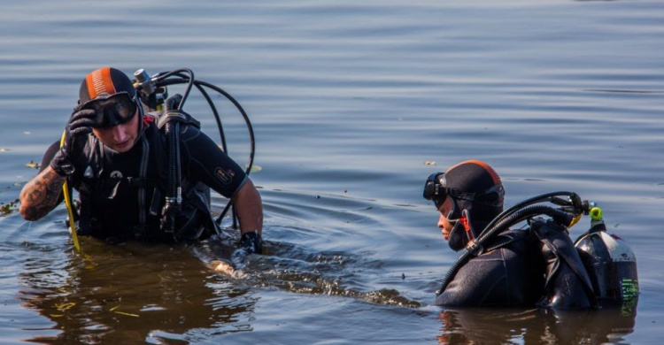 В водоёме Донетчины пиротехники на глубине в два метра обнаружили тело мужчины