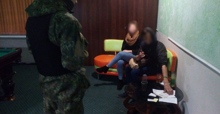 Полиция выявила нелегальный алкоголь в ночном клубе Мариуполя (ФОТОФАКТ)