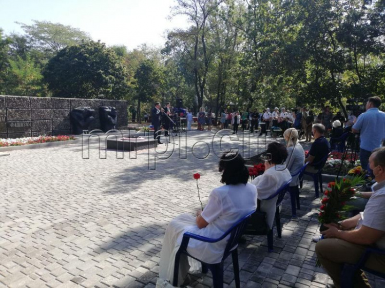 Фотовыставка и полевая кухня: Мариуполь празднует День освобождения от нацистов