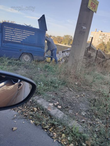 В Мариуполе мужчина устроил свалку в центре города (ФОТО)