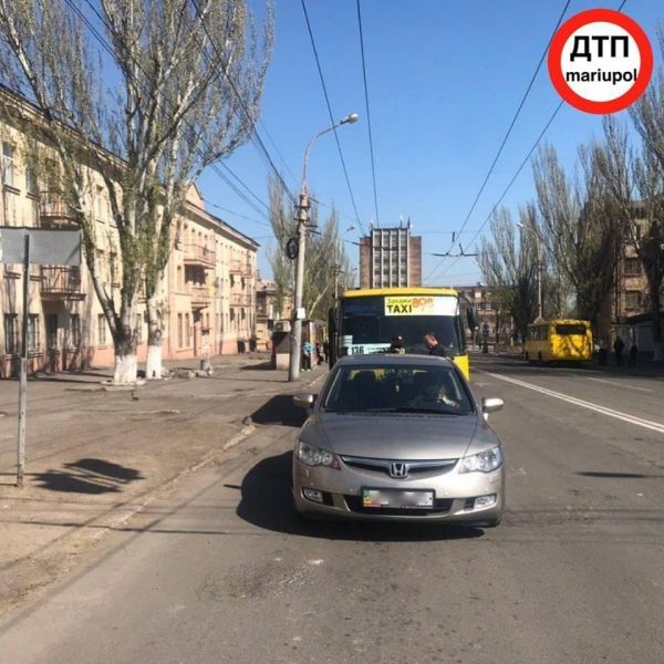 В Мариуполе автобус врезался в иномарку (ФОТО)