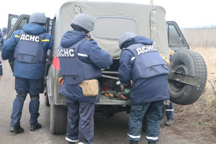 В районе разведения сил в Донбассе пиротехники начали разминирование (ФОТО+ВИДЕО)