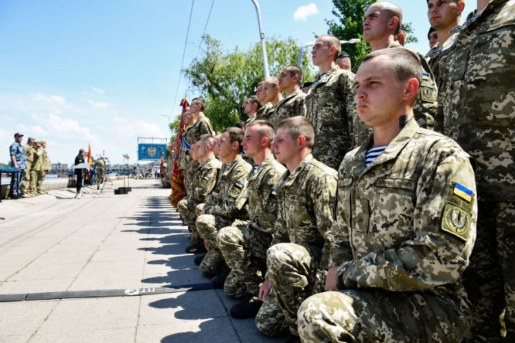 Петр Порошенко наградил морских пехотинцев, воевавших под Мариуполем (ФОТО)