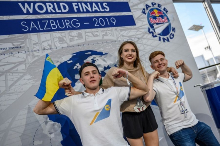 Украинка стала чемпионкой мира по запуску бумажных самолетиков (ФОТО+ВИДЕО)