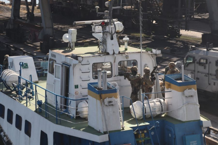 В порту Мариуполя диверсанты пытались захватить судно во время учений