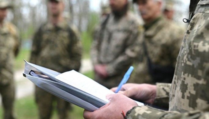 В Україні можуть дозволити бронювати чоловіків, які перебувають у розшуку – деталі законопроєкту