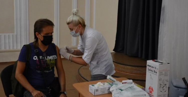Вакцинация коллективов: в Мариуполе массово делают прививки от COVID-19