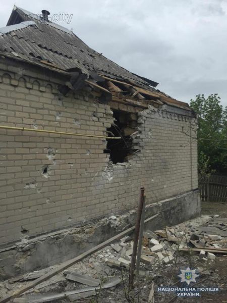 На Донбассе под обстрел попали жилые дома (ФОТО)