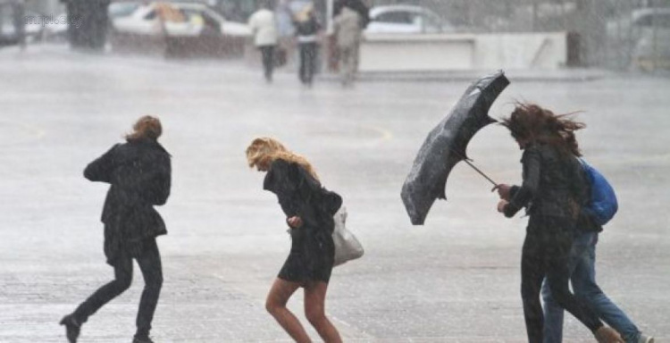 В Мариуполе ожидается шквальный ветер, снижение температуры и гололед