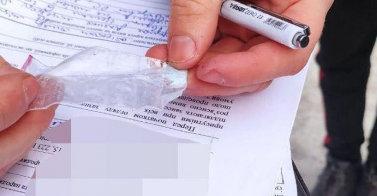 Купили наркотики через интернет: трое мариупольцев пытались скрыться от полиции (ФОТО)